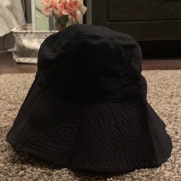 Zebra Printed / Black Reversible Bucket Hat - Picture 5 of 5